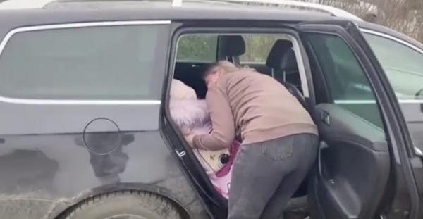 烏克蘭爸爸戰火下託陌生人帶子女逃亡 邊境重逢抱頭痛哭場面動容