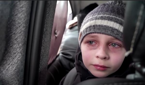 萬千家庭逃亡！烏克蘭8歲男孩忍淚與父訣別 銘記離別前對話答應成更堅強男孩