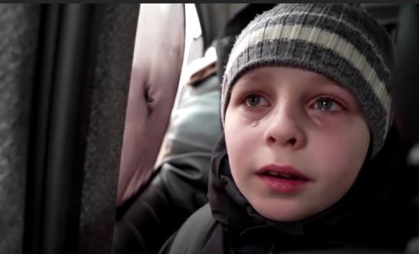 萬千家庭逃亡！烏克蘭8歲男孩忍淚與父訣別 銘記離別前對話答應成更堅強男孩