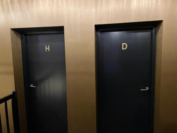 網民遊荷蘭被廁所標誌考起 門貼「H」、「D」分不清男女掀熱議