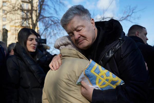 烏克蘭前總統無懼被捕回基輔 揭億萬富翁背景持槍上街抗敵