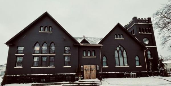 美國夫婦39萬買百年歷史教堂 花5個月翻新成黑色型格大宅