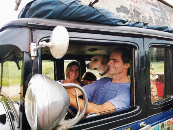 阿根廷夫婦環遊世界22年 老爺車遊102國途中誕4子女