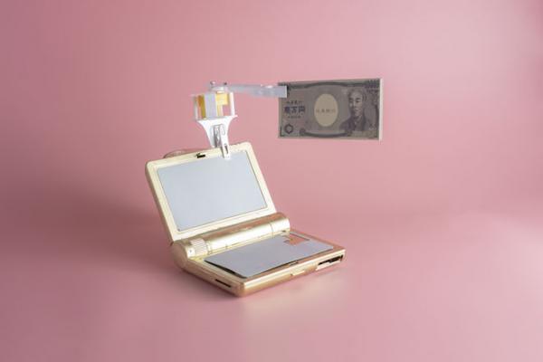 日本少女發明搞怪「銀紙搧臉機」 用錢幫打工仔找回動力：麻煩請狠狠地摑醒我