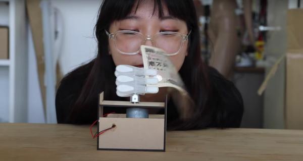 日本少女發明搞怪「銀紙搧臉機」 用錢幫打工仔找回動力：麻煩請狠狠地摑醒我