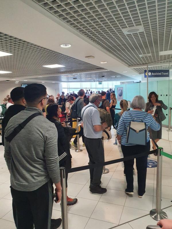 暑假出埠逼爆英國曼徹斯特、伯明翰機場 2大原因導致長人龍 有旅客因排隊錯過飛機！