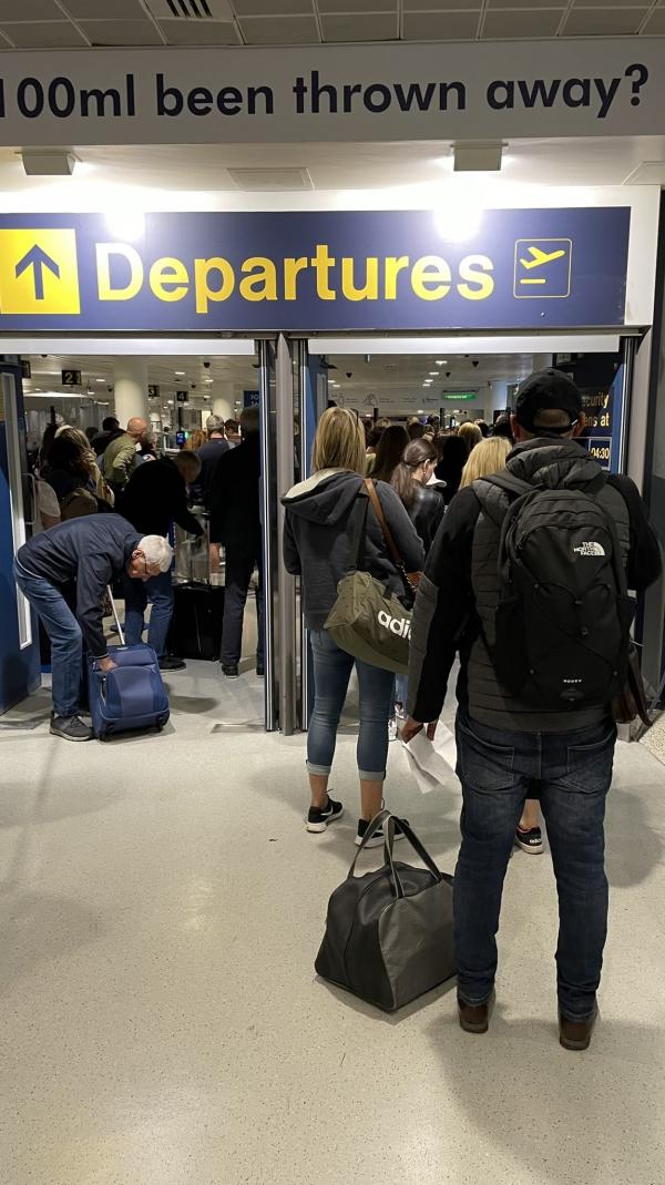 暑假出埠逼爆英國曼徹斯特、伯明翰機場 2大原因導致長人龍 有旅客因排隊錯過飛機！