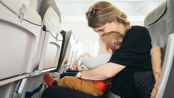 澳洲媽媽留子女獨坐飛機經濟艙 遭網上公審 網民反應兩極