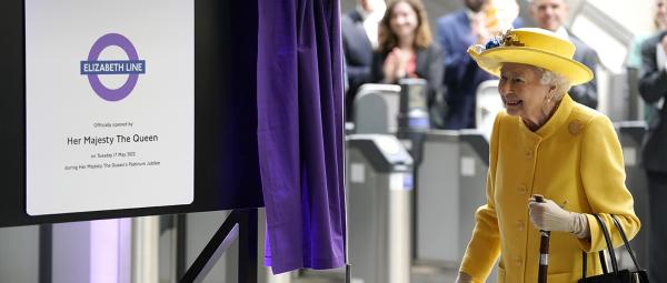英女王驚喜現身揭幕儀式 即場學增值交通卡！ 倫敦全新鐵路「伊利莎伯綫」下周開通
