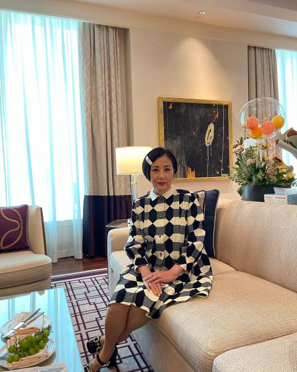 74歲汪明荃澳門出騷少女裝上陣 千呎酒店房內「華麗轉身」網民：好可愛！