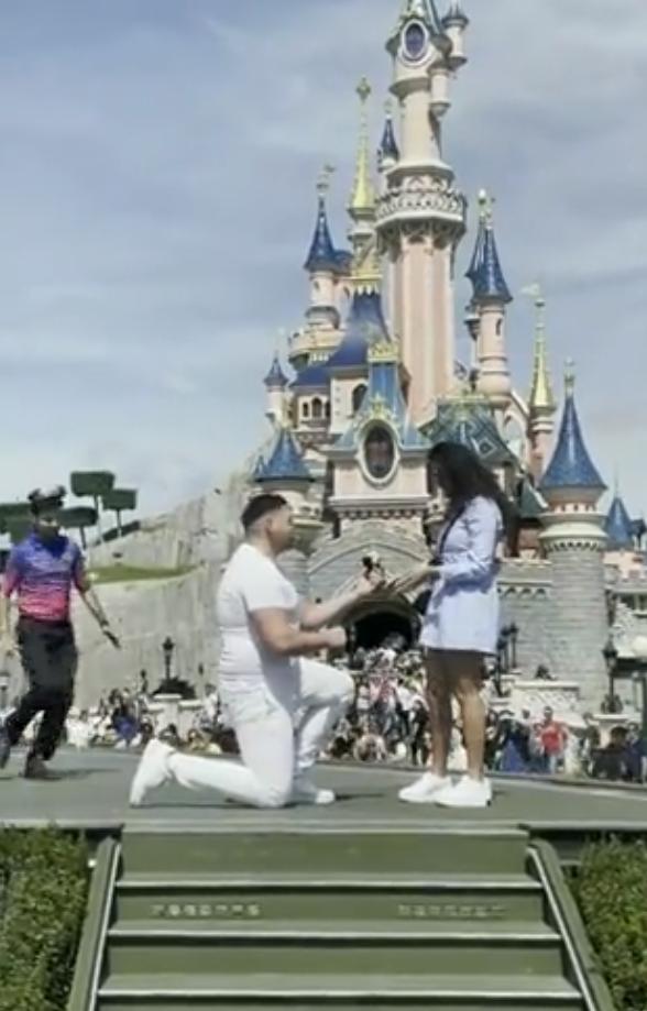 情侶巴黎迪士尼城堡求婚慘變鬧劇 「我願意」一刻遭職員亂入搶戒指