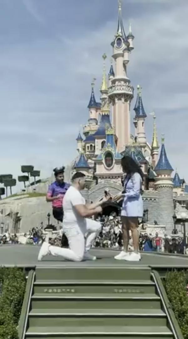 情侶巴黎迪士尼城堡求婚慘變鬧劇 「我願意」一刻遭職員亂入搶戒指