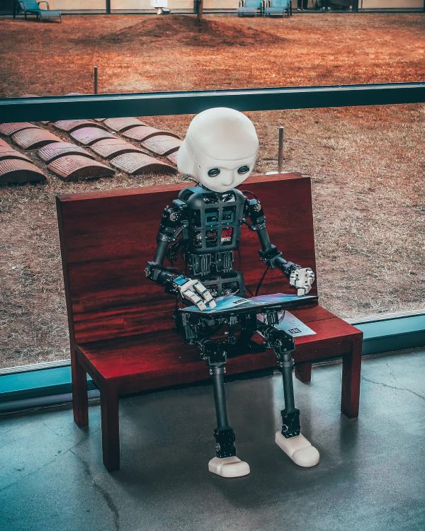 Google工程師揭露AI有人類感知 公開驚人對話 AI:我驚畀人關掉