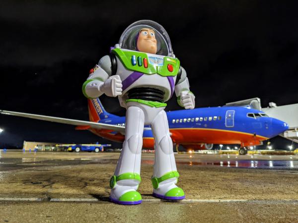 美國2歲童飛機遺留巴斯光年玩具 機組人員連太空字體手寫信、任務紀錄物歸原主