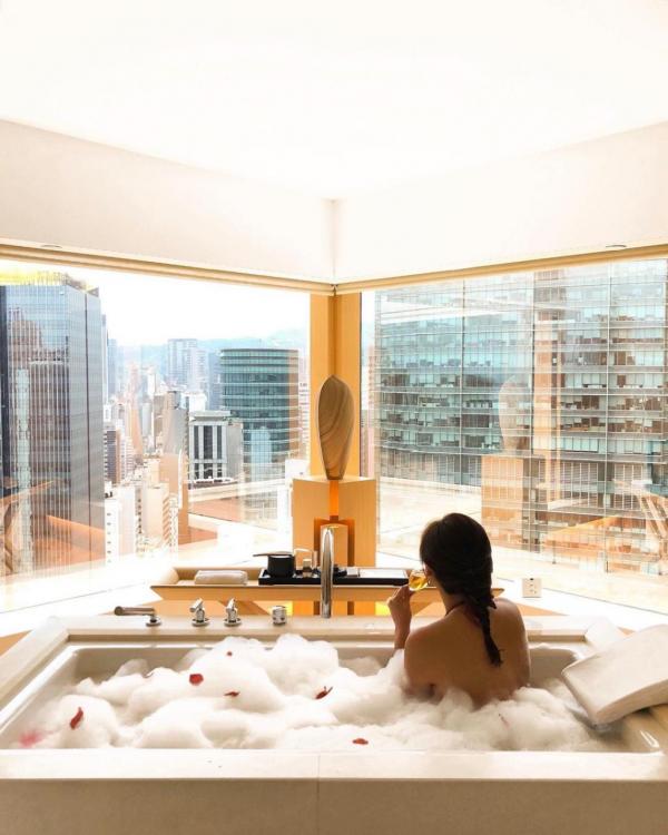 9大浪漫情侶Staycation酒店推介 豪華大理石浴缸+露天按摩浴池+日本英倫風