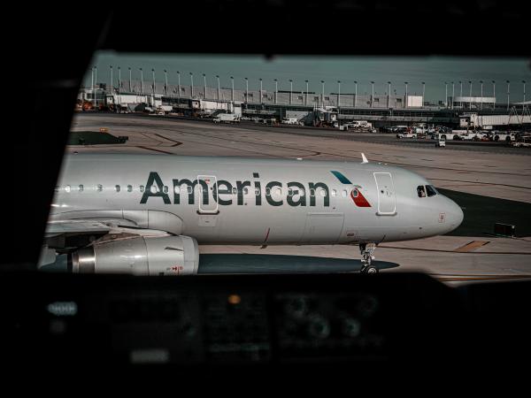 美國航空飛機延誤近6小時 乘客無冷氣被逼呆坐全程 有人疑坐到驚恐症發作