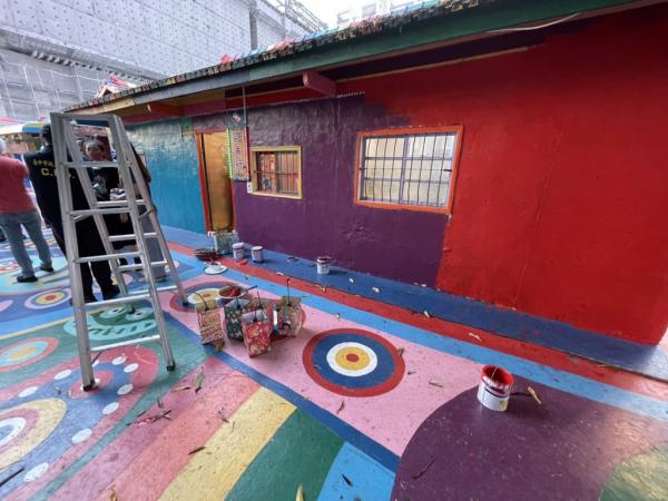 著名景點台中彩虹眷村遭受破壞 被紅藍油漆遮蓋 多年心血盡毀