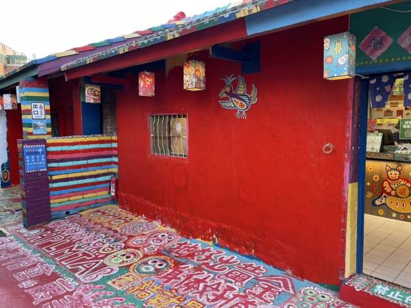 著名景點台中彩虹眷村遭受破壞 被紅藍油漆遮蓋 多年心血盡毀
