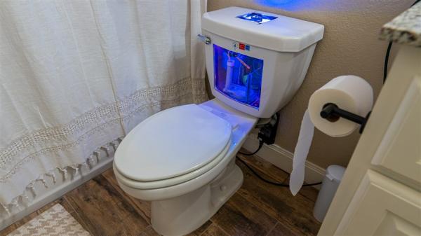 外國YouTuber將電腦同廁所合二為一 發明「電競廁所」邊打機邊去廁所