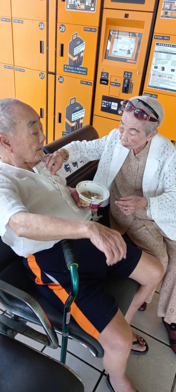 97歲母為見80歲失智症兒一面 踏上尋子旅途一見面即喜極而泣