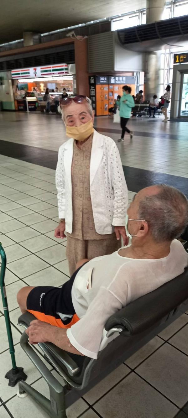 97歲母為見80歲失智症兒一面 踏上尋子旅途一見面即喜極而泣
