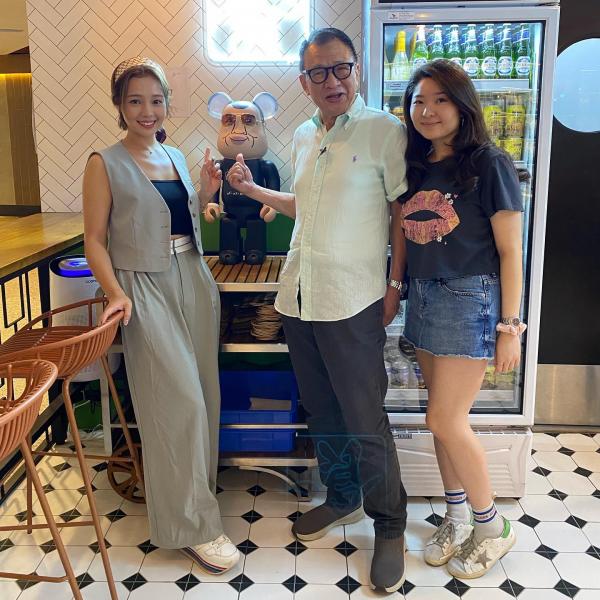 重新出發 |  陳芷尤重返成長地新加坡探好友 Benz雄自爆入籍30年 女兒茶餐廳打躉過簡單生活