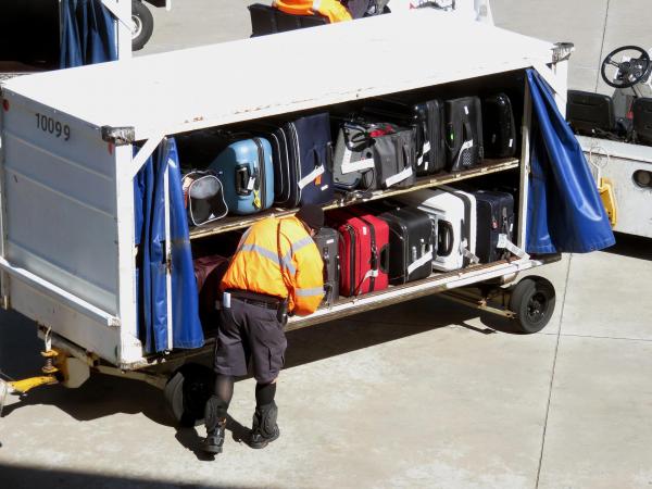 澳航面臨嚴重人手短缺問題 高層須親任行李搬運工3個月