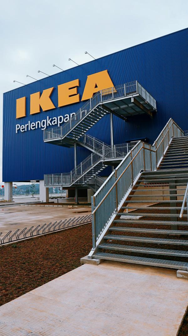 失戀男到IKEA退梳化床爆喊 在場女職員喊埋一份 結局驚人展開