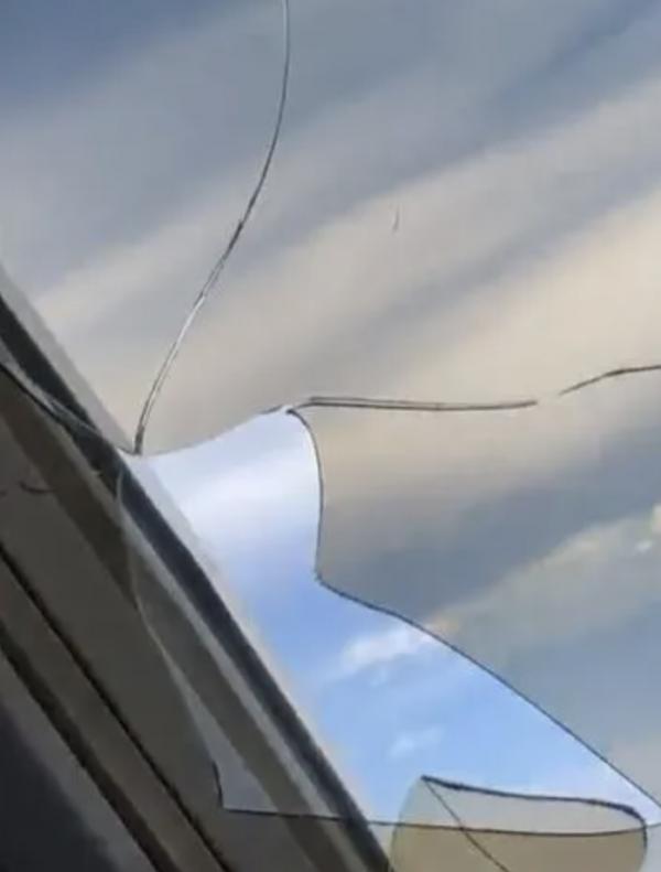 女乘客搭飛機遇飛機窗爆裂 網民：解鎖新的驚恐程度