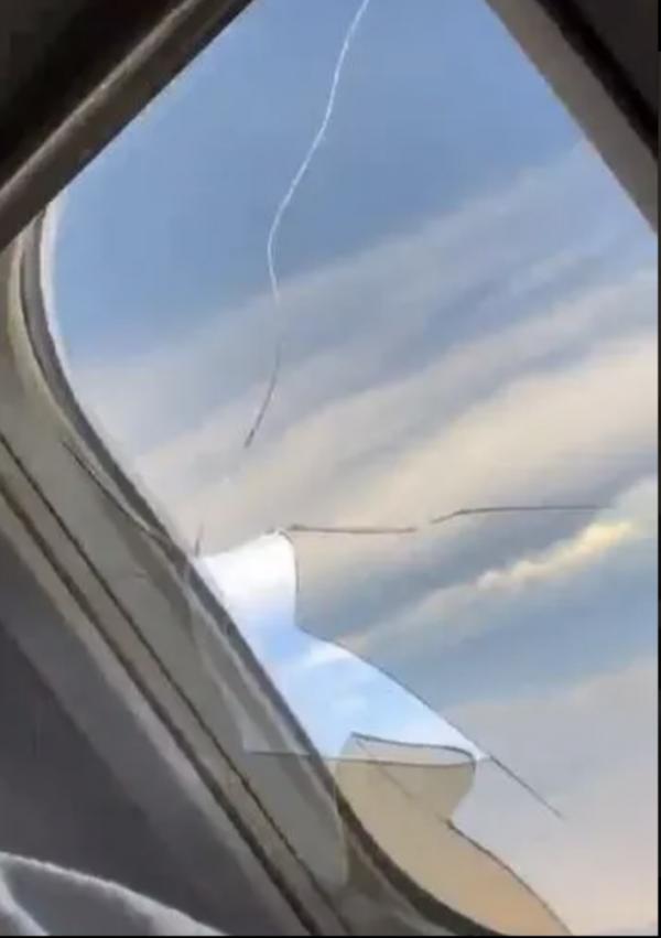 女乘客搭飛機遇飛機窗爆裂 網民：解鎖新的驚恐程度