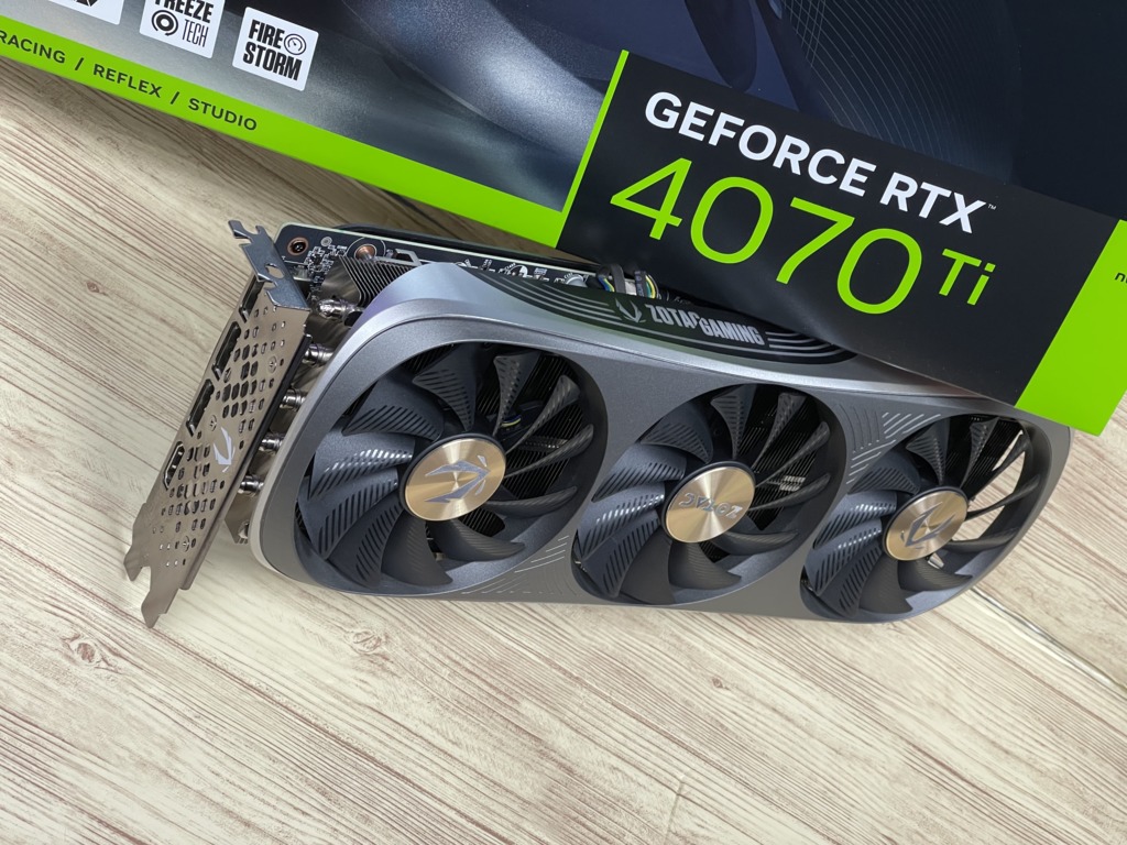 實測】ZOTAC GAMING GEFORCE RTX 4070 Ti TRINITY OC！2.5 Slot「薄身