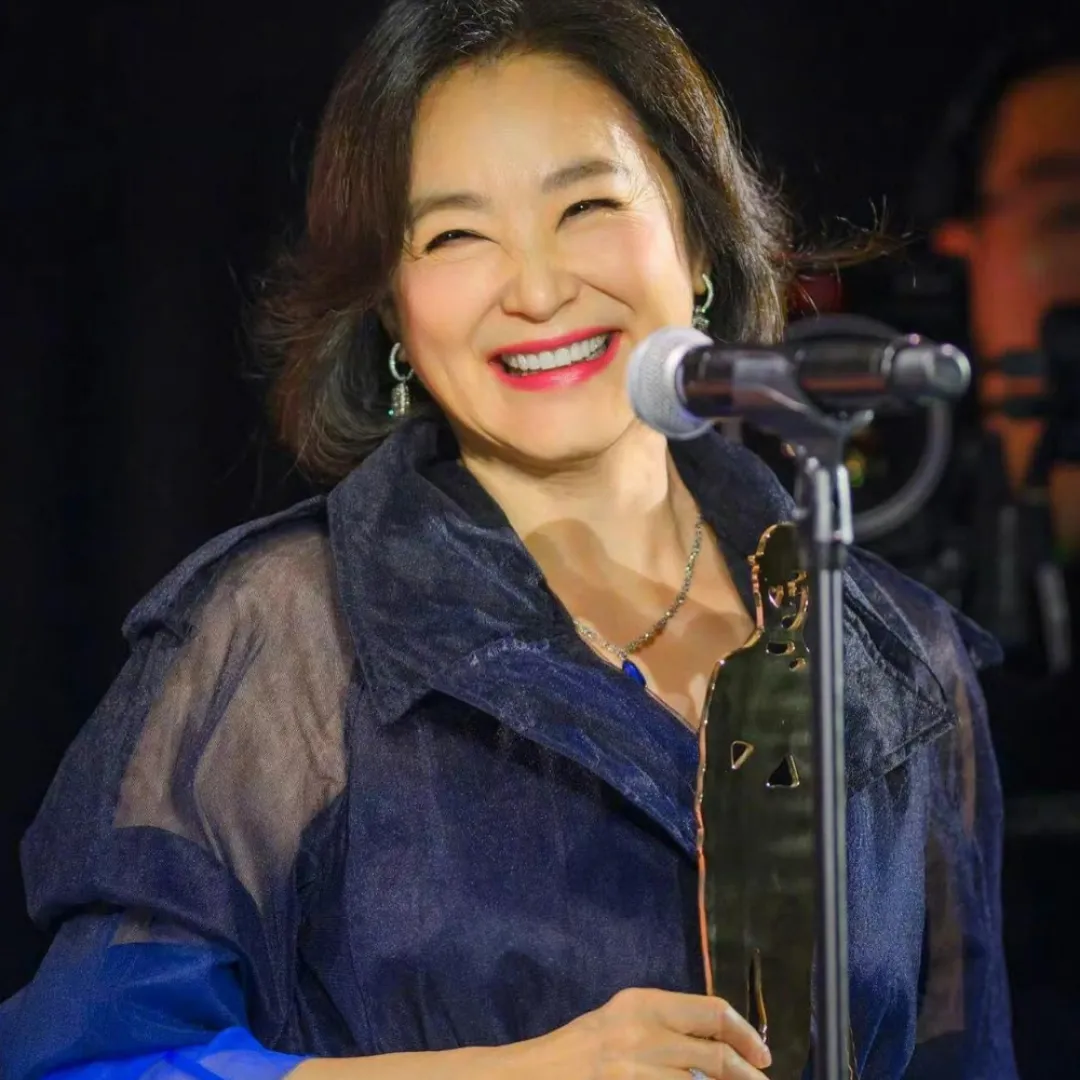 大美人林青霞街頭一舉動揭真實人品！70歲近況曝光不老容顏極驚艷！