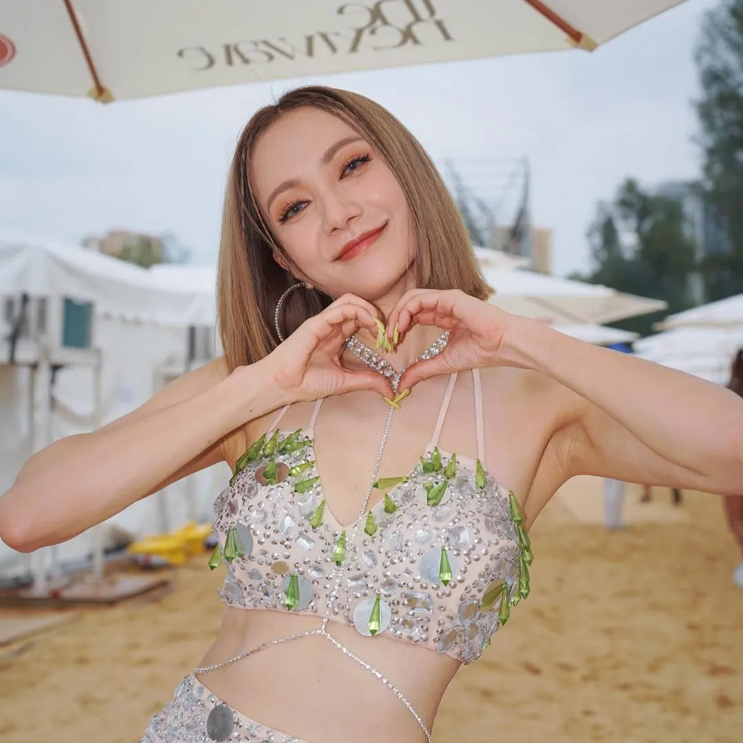 王君馨挺7個月孕肚旅行晒三點式美照！懷孕上圍不斷升級畫面極震撼！