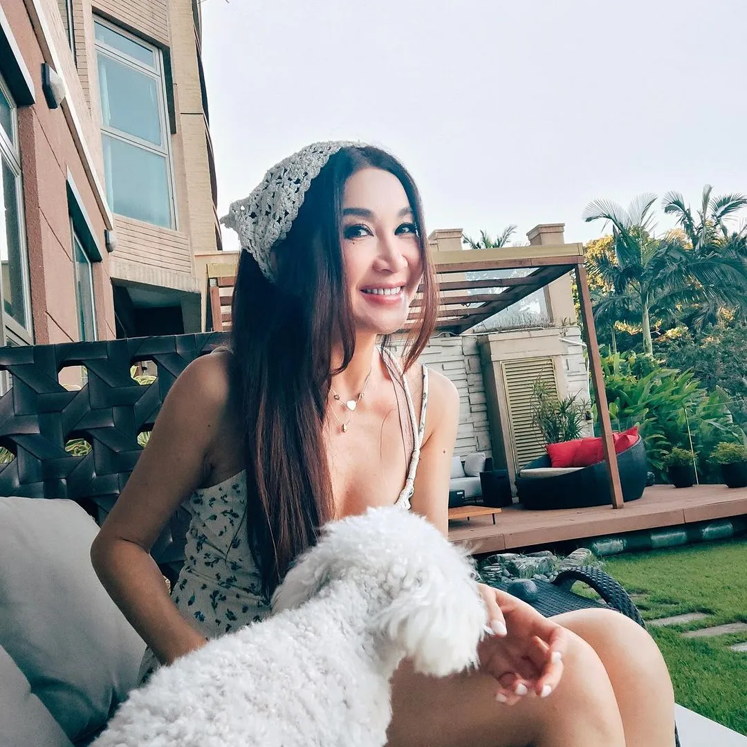 英皇女藝人性感打扮現身楊受成生日派對！瘋狂獻吻全程面貼面舉動極親密！