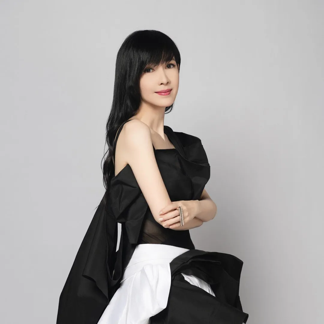 周慧敏突晒爆炸頭髮型震撼視覺！出道以來激罕「剪掉」瀏海及飄逸長髮！