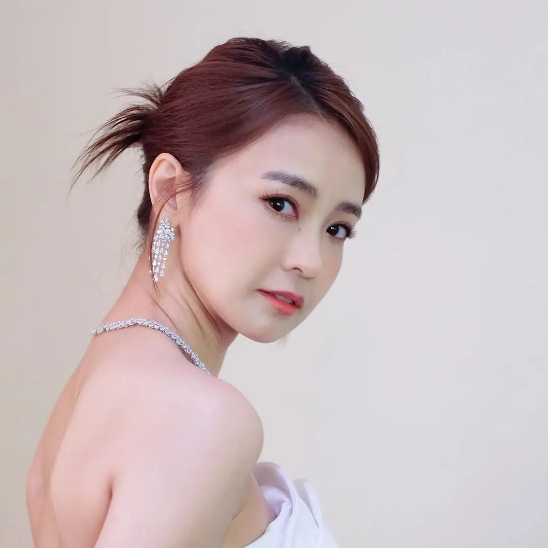 糖妹無懼寒冬低胸短裙火辣演出！投資黃金有道唐樓搬貝沙灣獲封小富婆！