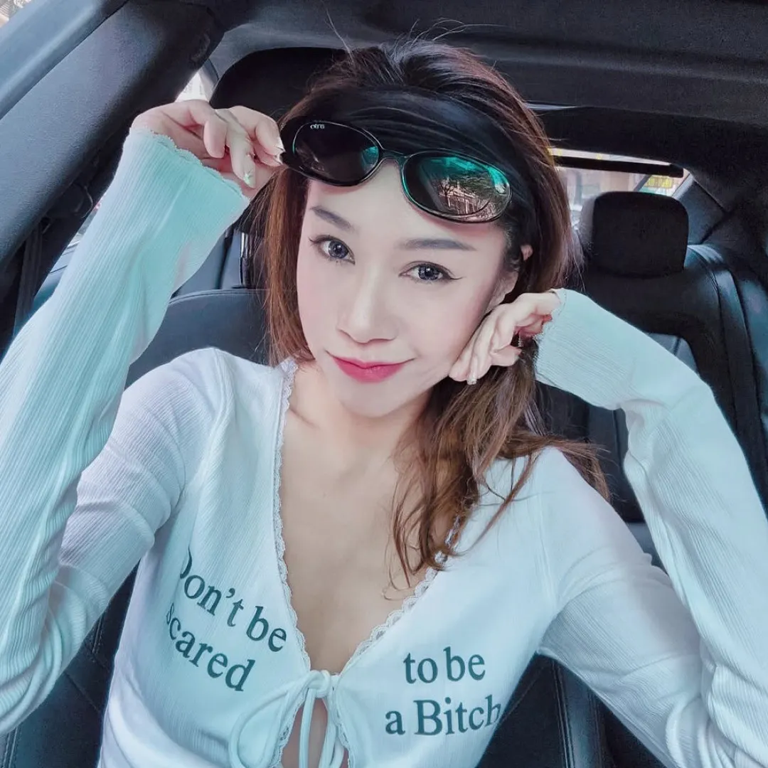 黃心妙性感高衩泳衣險走光！邪惡視角自拍側乳若隱若現極震撼！