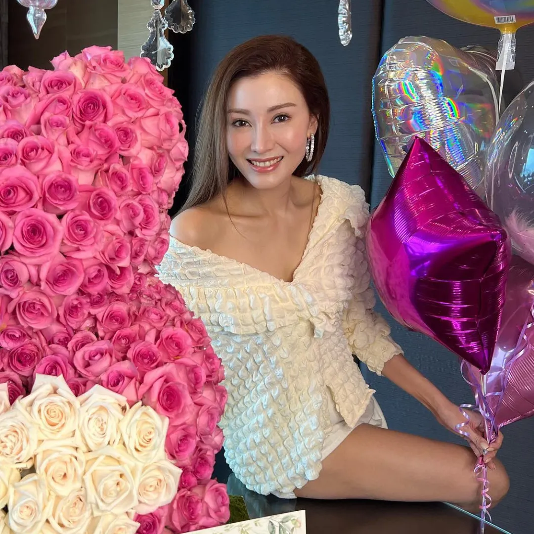 李嘉欣素顏健身晒肌肉線條！54歲身材緊緻凍齡美貌如少女！