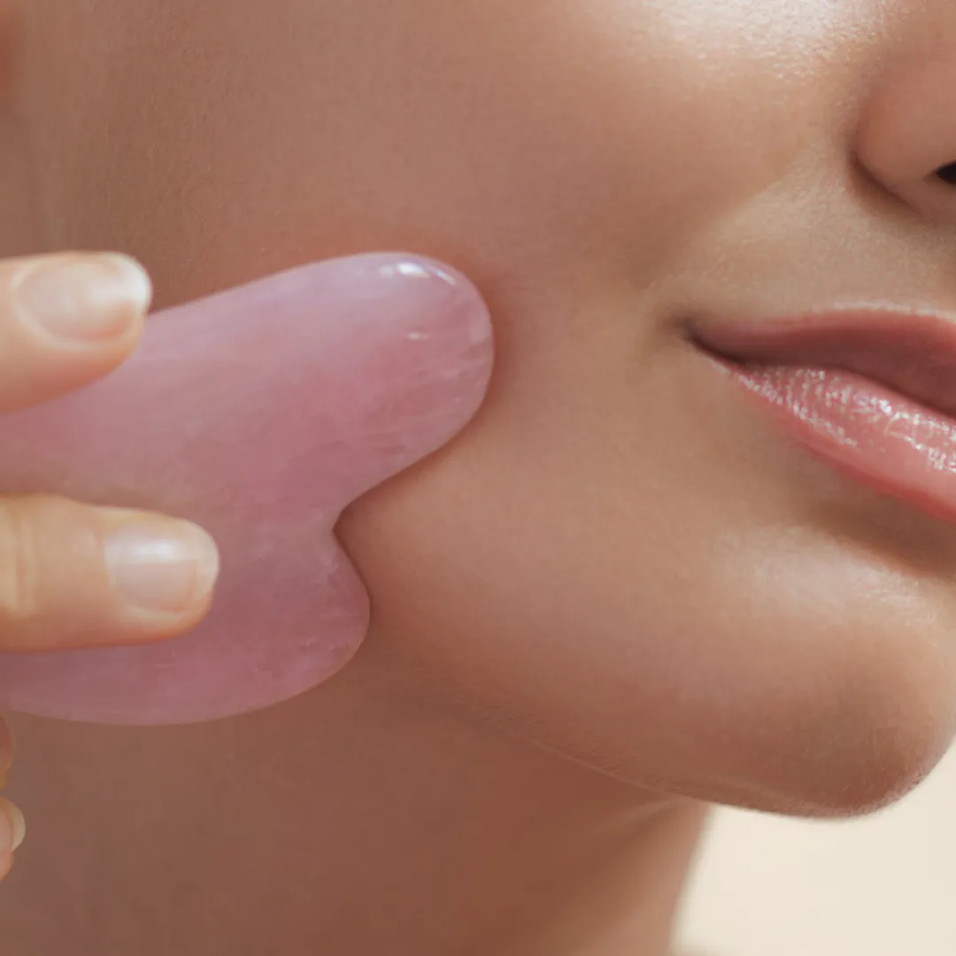 面部刮痧好壞處、步驟方法全公開！配合精油3分鐘美顏消水腫！