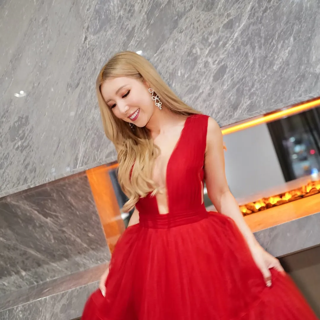 譚嘉儀高炒自拍解放隱藏級好身材！鏤空短裙狂晒「南半球」震撼眼球！