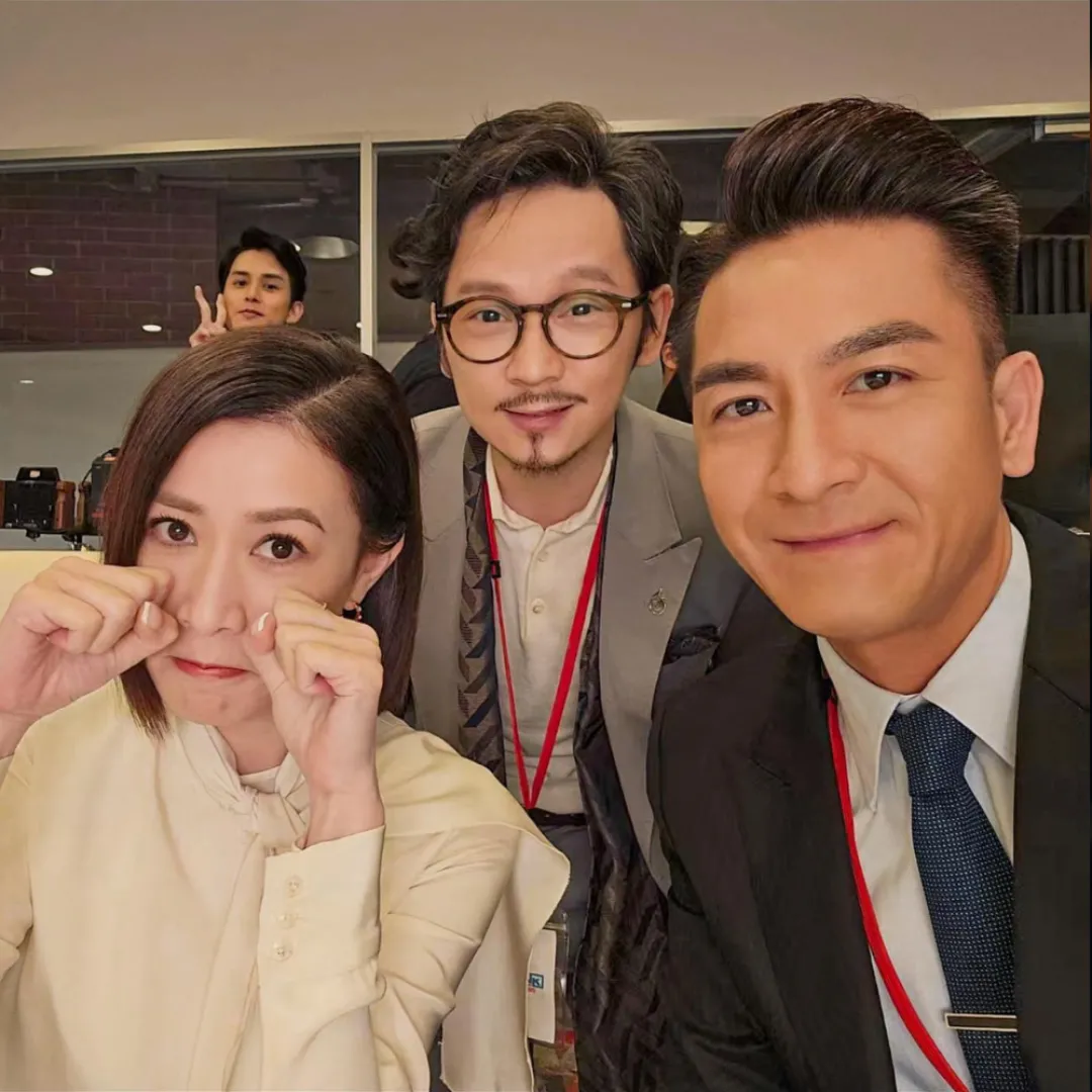 佘詩曼設宴被七位小生包圍好霸氣！網民指阿佘與一位男星好合襯？！