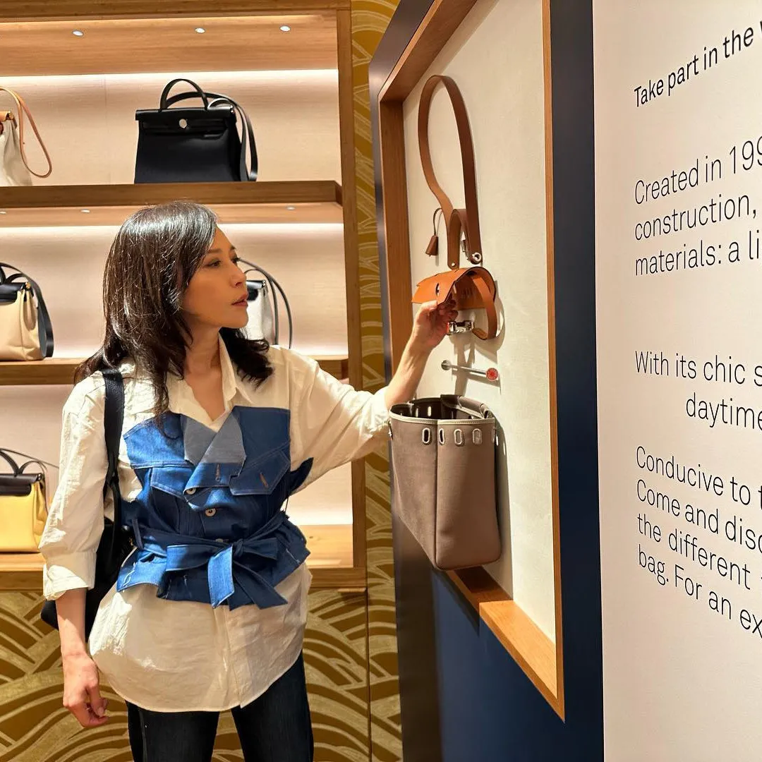 顧紀筠手拎「天價愛馬仕」手袋睇畫展！每年入Hermès神秘房間慶祝生日
