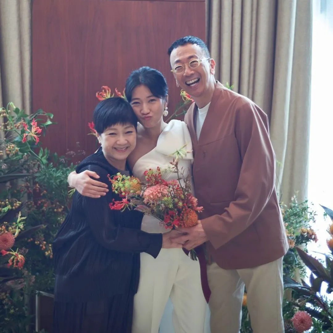 鄭丹瑞大女在港補辦婚宴驚艷全場！豪晒巨型龍鳳鈪、勞斯萊斯花車！