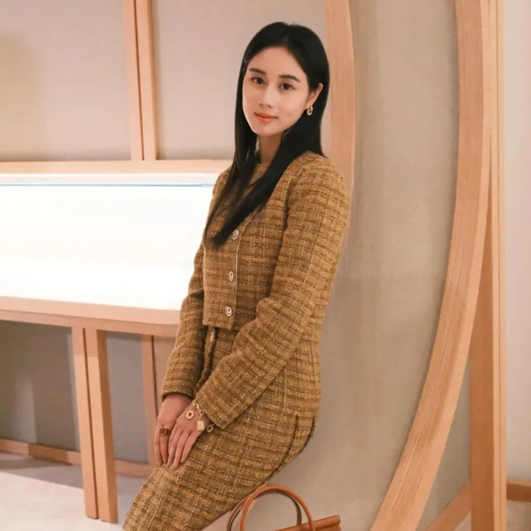 何超欣晒天價愛馬仕盡顯豪門千金地位！與富三代現身藝術展獲網民大讚般配？！