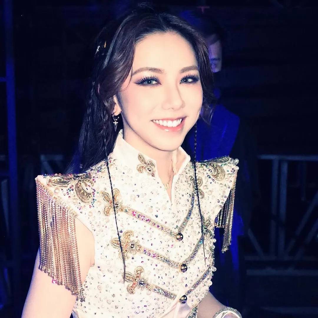 鄧紫棋G.E.M.豪花億元買豪宅仍貼地搭地鐵？！ 曾高調晒私人飛機住總統套房惹炫富爭議！