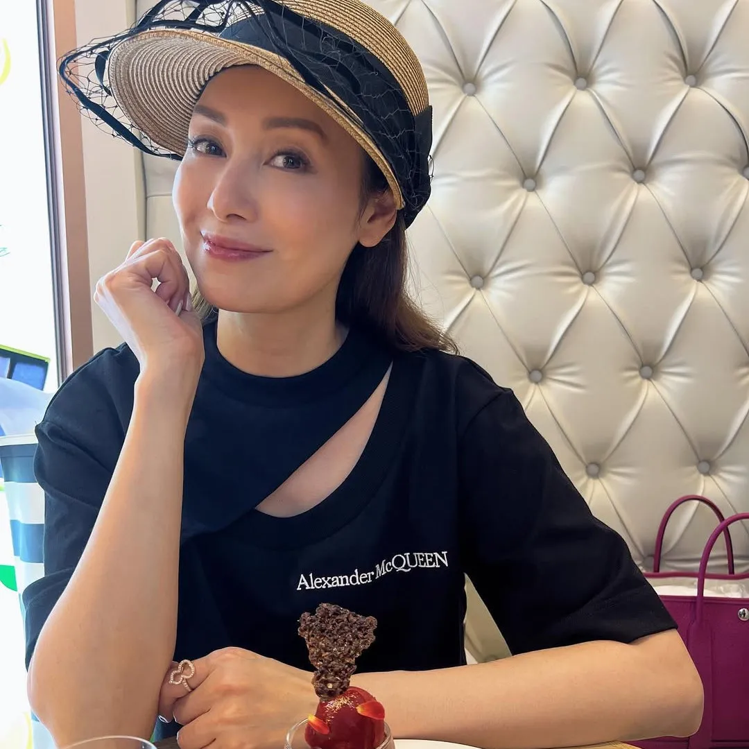 郭可盈看展覽30萬愛馬仕手袋成焦點！出身富裕擁近500萬名袋收藏！