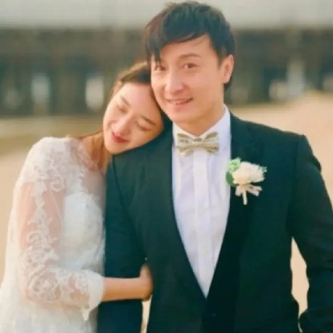 方力申葉萱黑白配甜蜜婚照曝光！美國沙灘取景互相依偎超浪漫！