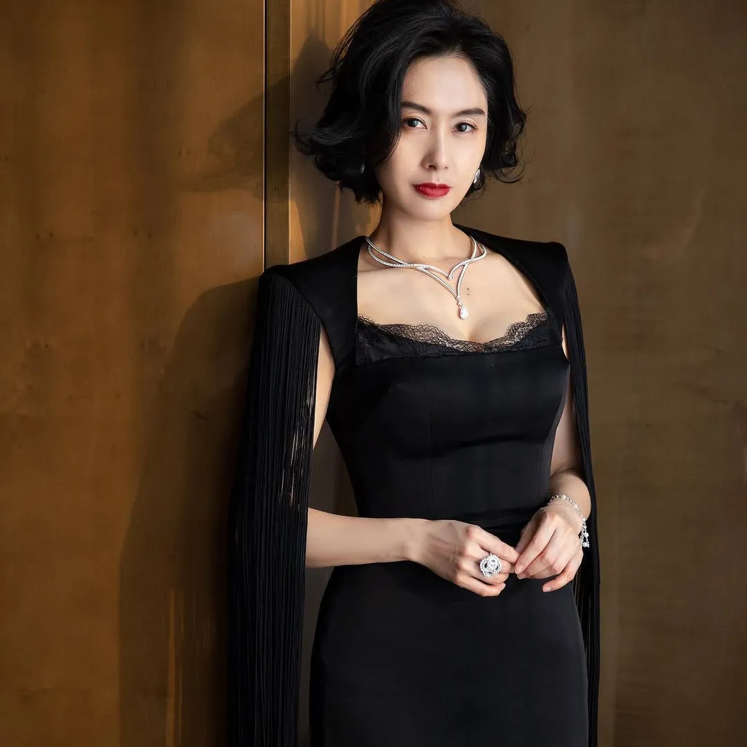 朱茵一家極罕現身演唱會生圖曝光！仙氣依然令人著迷！12歲囡囡氣質長相成焦點！