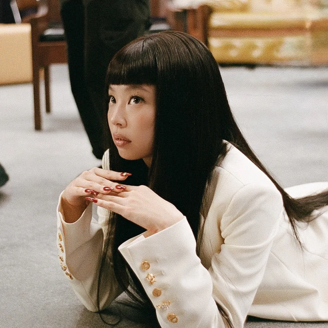 Jennie新歌造型性感破格！上線不足3小時已破百萬點擊！