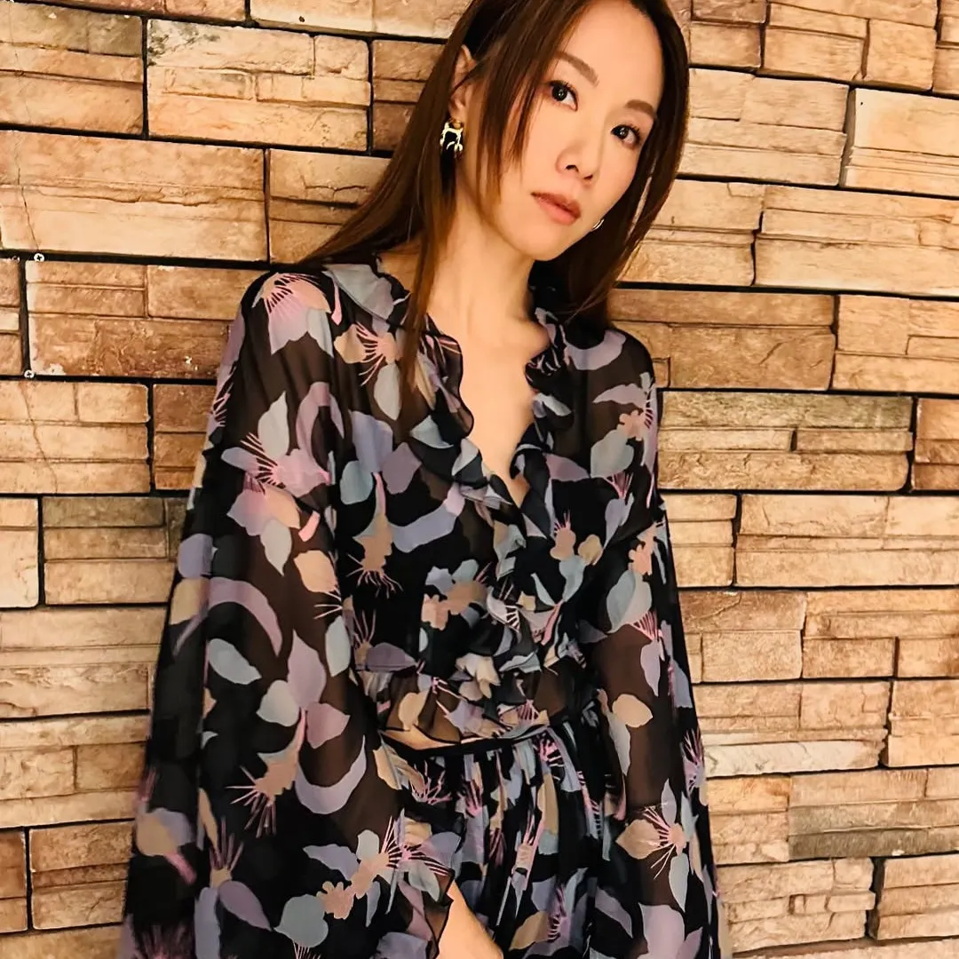 鄧麗欣與大隻男友睇演唱會甜蜜互動超幸福！真實容貌極罕曝光！網民激讚似韓國型男！